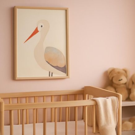 Comment Décorer la Chambre Bébé avec un Tableau Cigogne Naissance ?