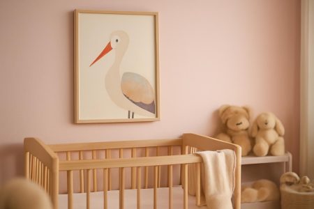 Comment Décorer la Chambre Bébé avec un Tableau Cigogne Naissance ?