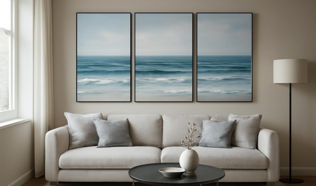 Comment Décorer le Salon avec un Triptyque Bord de Mer Bleu ?