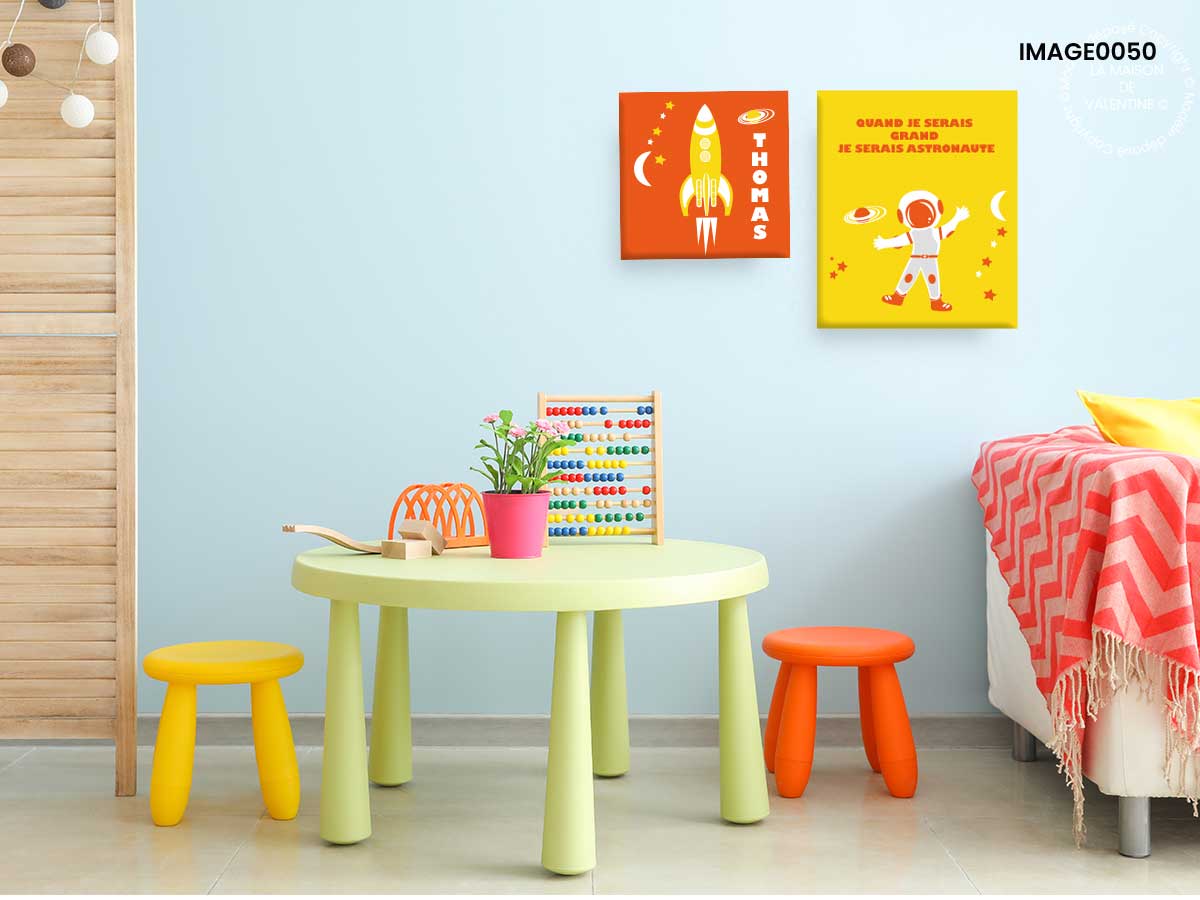 chambre enfant avec tableaux colorés à personnaliser chambre d'enfant orange jaune