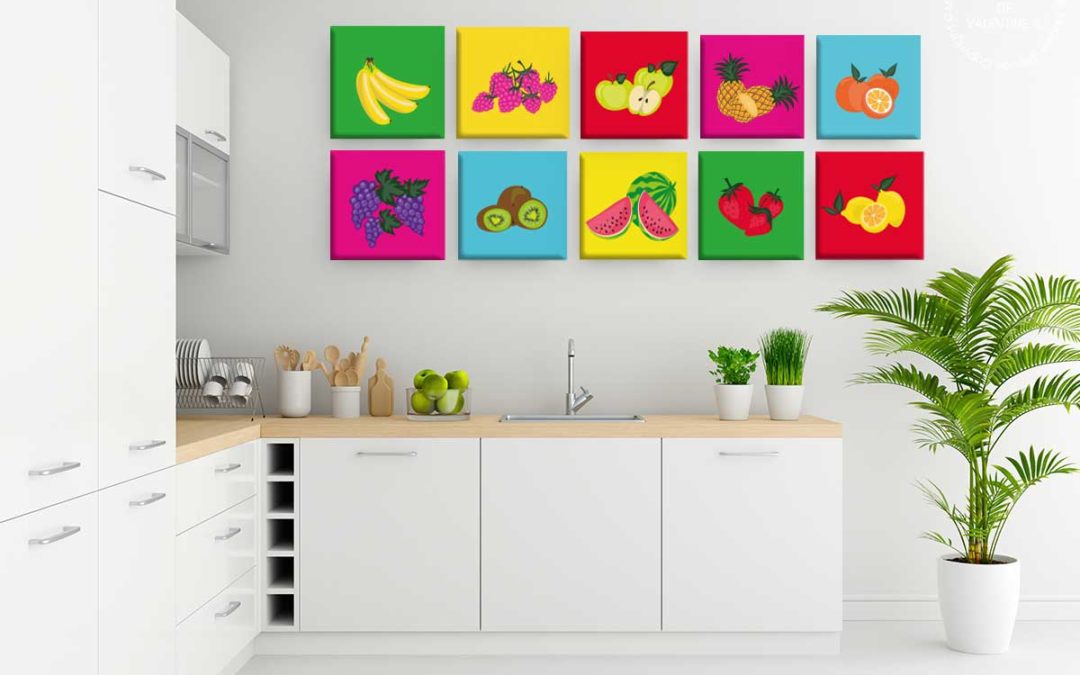 Mur de tableaux multicolore pour cuisine blanche