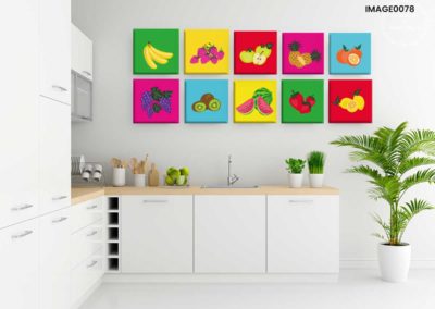 Mur de tableaux multicolore pour cuisine blanche