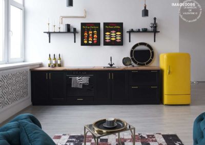 tableau cuisine noire à personnaliser avec réfrigérateur jaune